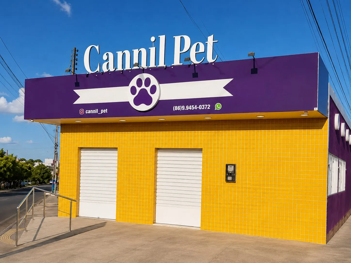 Fachada comercial amarela e roxa da Cannil Pet com letreiro em letras-caixa e símbolo de pata
