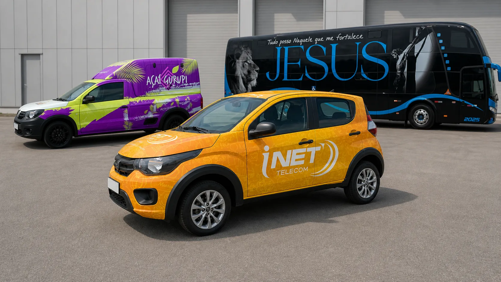 Composição de um carro iNET amarelo, uma van Açaí Gurupi verde e roxa e um ônibus preto e azul envelopados